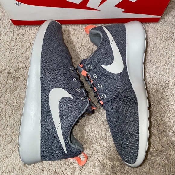 WMNS NIKE ROSHERUN - Picture 2 of 3